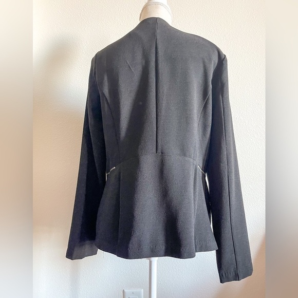 Elodie Black Blazer With Zipper Detailing - Picture 5 of 12